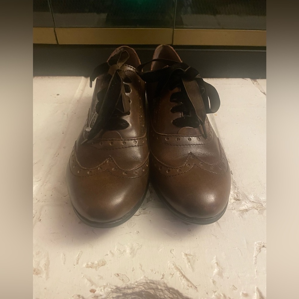 Born Sz 7 Classic Brown Leather Shoes